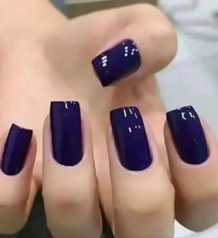 Unhas quadradas com esmalte azul-marinho escuro brilhante